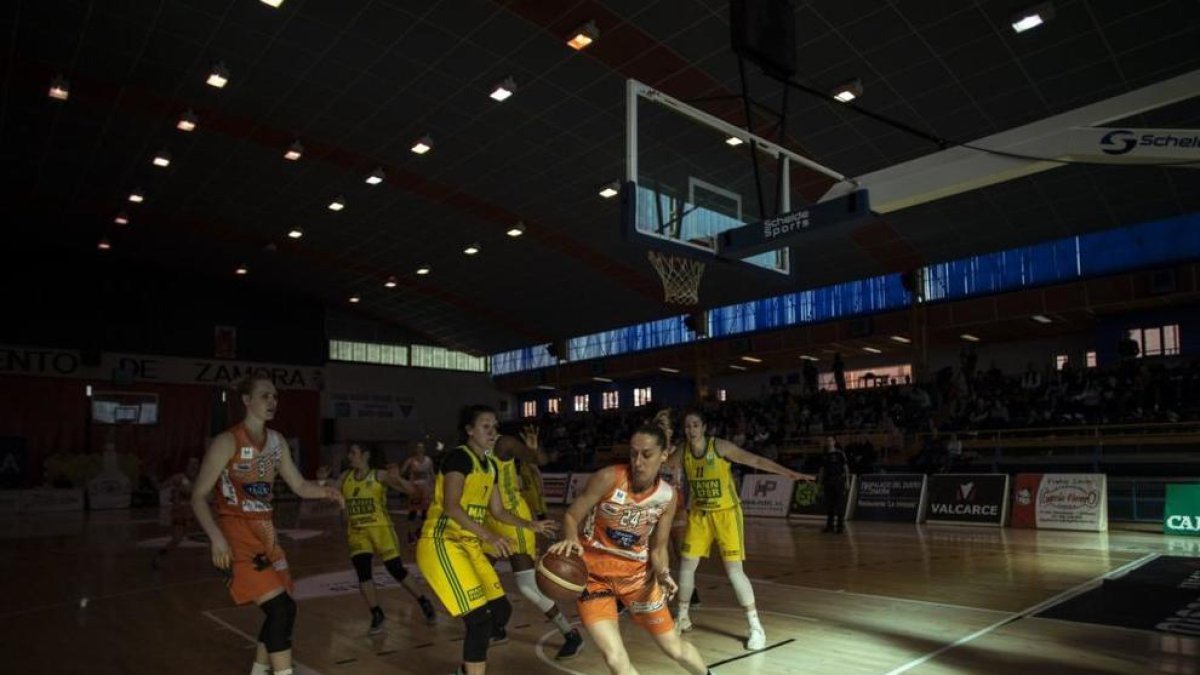 Gala Mestres, con el dorsal 24, debutó esta temporada en la LF1.