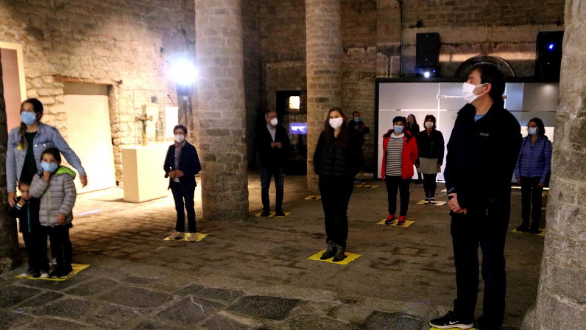 Sant Climent de Taüll va reobrir ahir després de vora tres mesos tancada amb estrictes mesures de seguretat i distanciament entre visitants.
