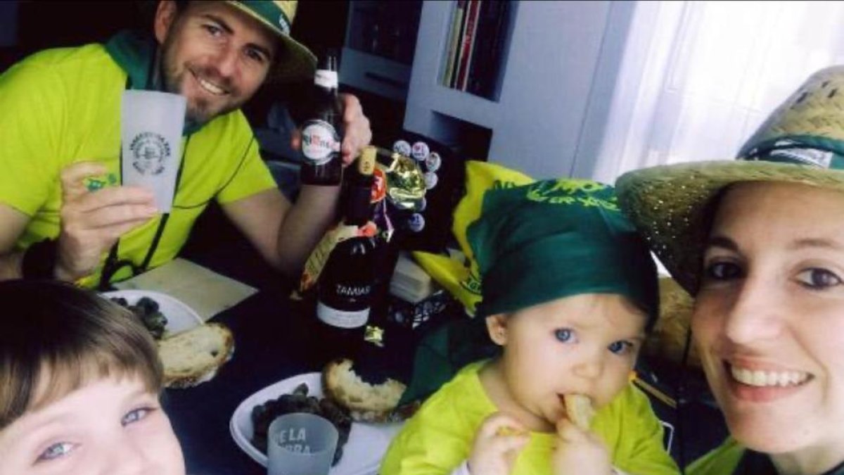 Peñistas disfrutando del pack Aplec durante el confinamiento.