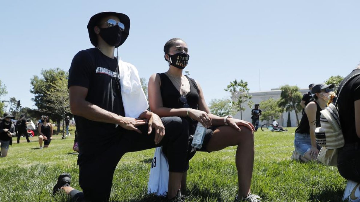 El jugador de bàsquet Stephen Curry i la seua esposa (imatge superior esquerra), el futbolista Denzel Dumfries (inferior esquerra) i Borja Iglesias, jugador del Betis.