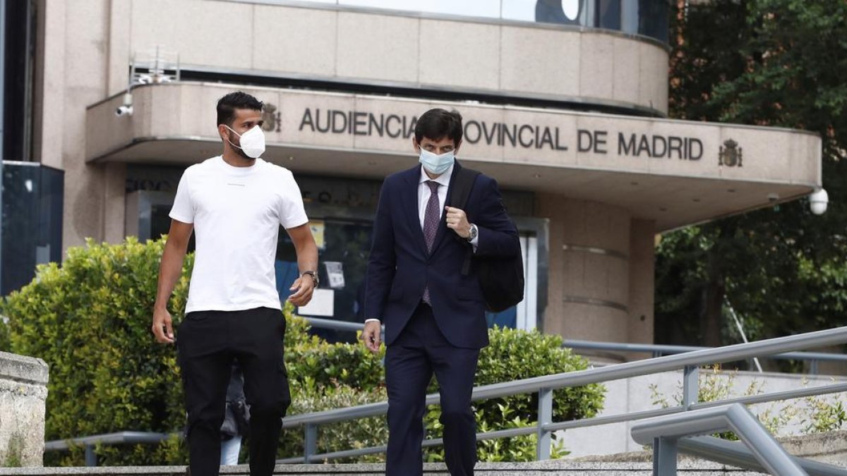 Costa y su abogado abandonan la Audiencia Provincial de Madrid.