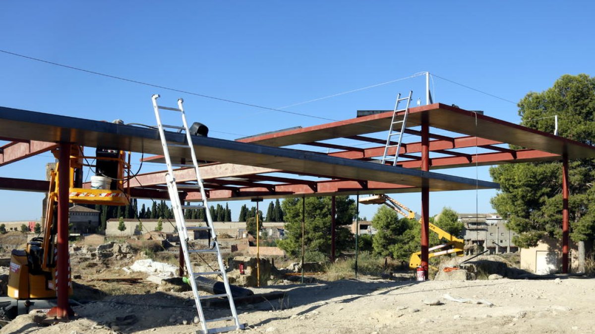 Imatge de la Gran Cambra i part de la infraestructura que s’està instal·lant per protegir-la.