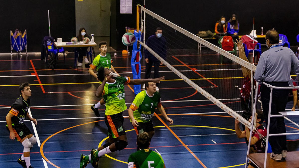 Una jugada del partido de ayer entre Balàfa y Manresa disputado en el Juanjo Garra.