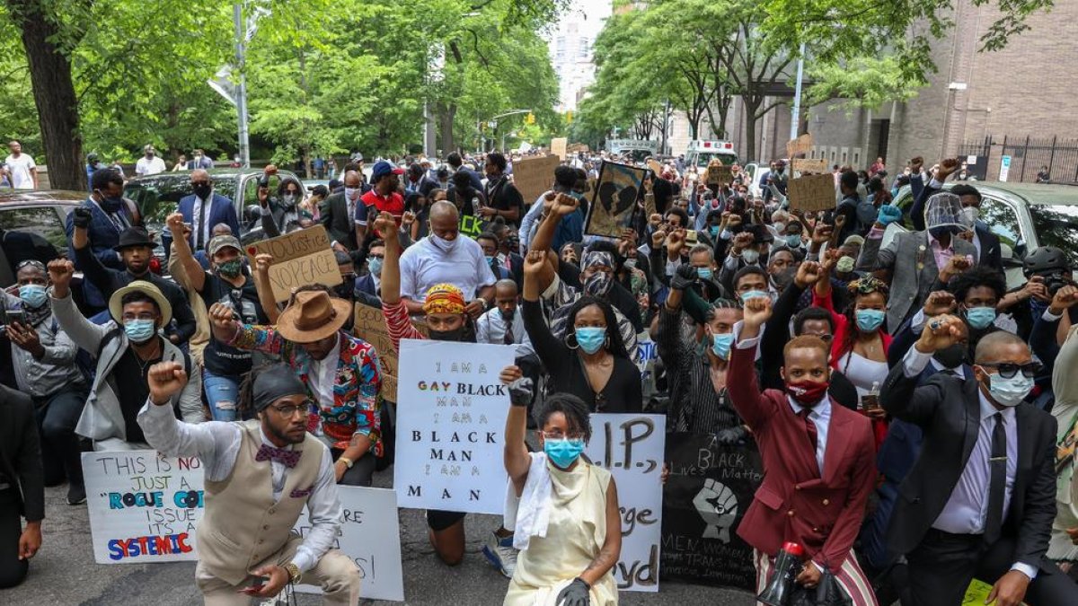 Moment d’una marxa pacífica celebrada ahir al barri de Mannhattan (Nova York) en protesta per la mort de George Floyd.