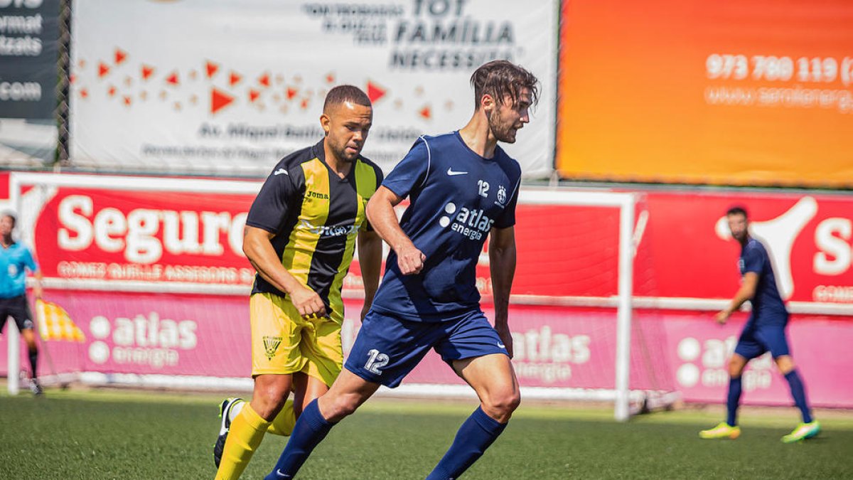 El argentino Nico Magno conduce el balón ante la presión de un jugador del Pardinyes.