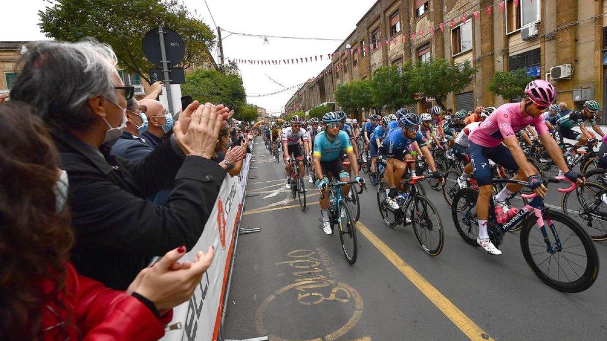 Un grupo de espectadores aplaude al paso del pelotón.