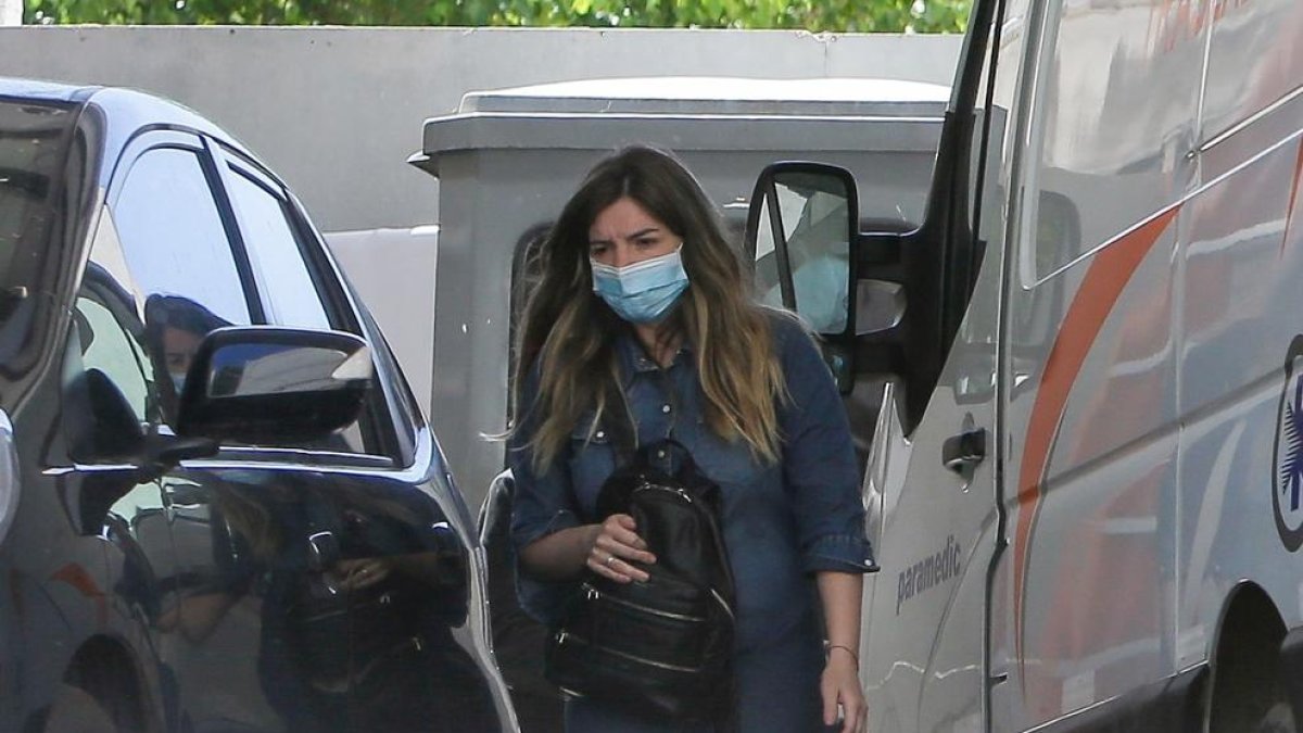 Dalma, hija de Maradona, sale de visitar a su padre.