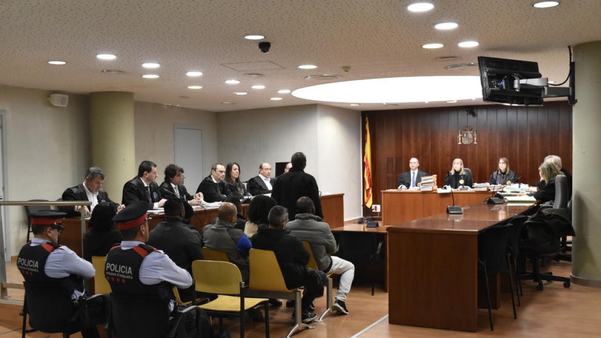 Uno de los nueve acusados mientras declaraba ayer en el juicio celebrado en la Audiencia de Lleida.