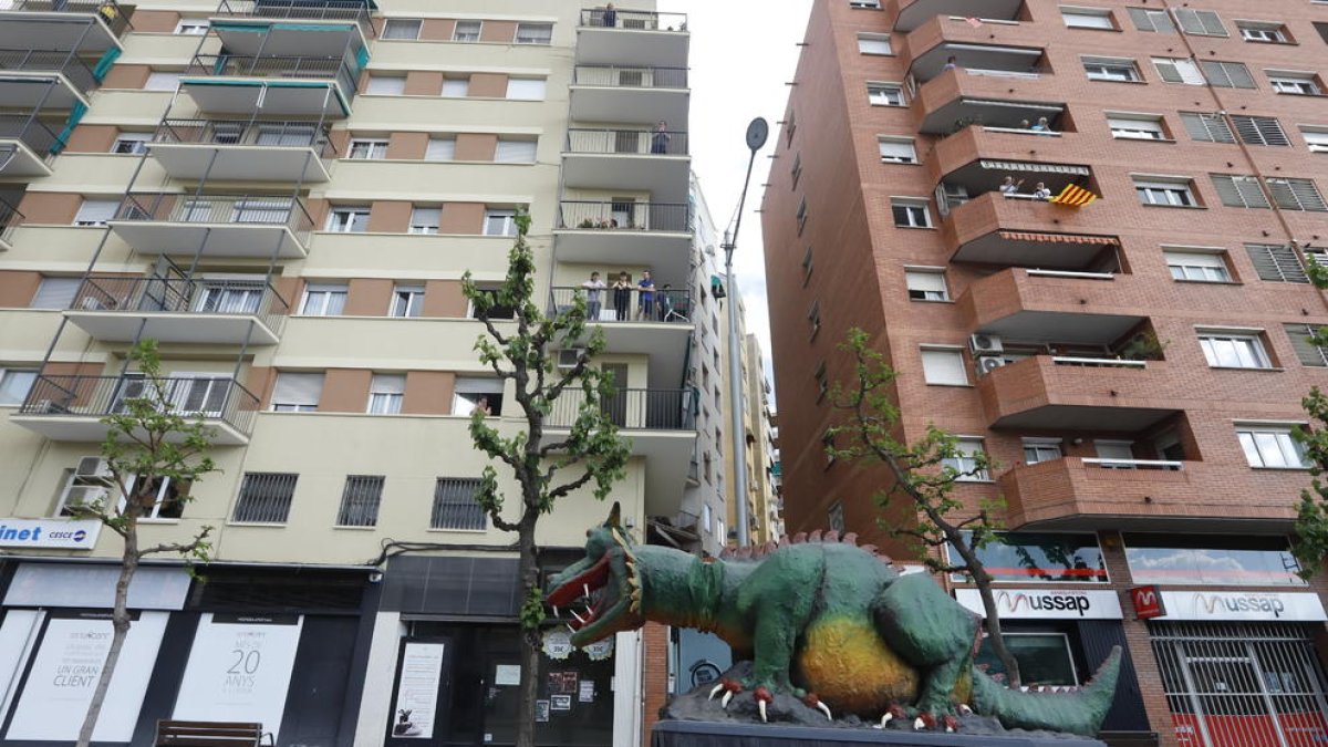 Lo Marraco de Lleida recorrió ayer por la tarde los barrios de una ciudad confinada, sin apenas gente ni coches por las calles, para tratar de mantener la ilusión de Sant Jordi.
