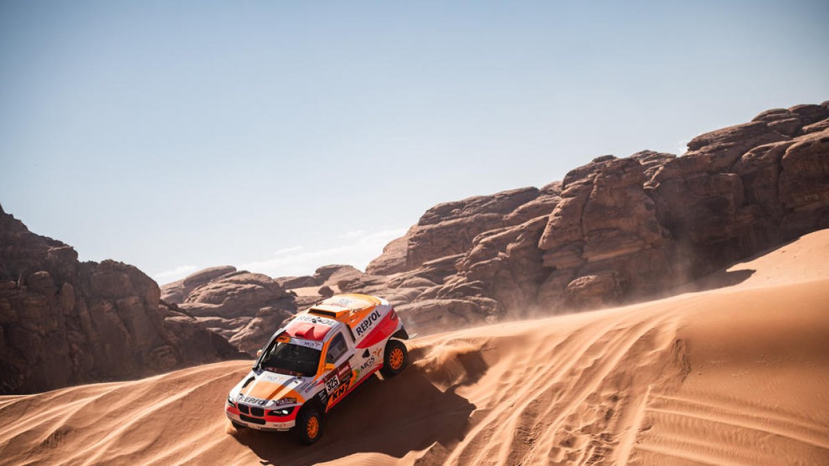 El vehículo de Isidre Esteve, en un momento de la etapa de ayer.