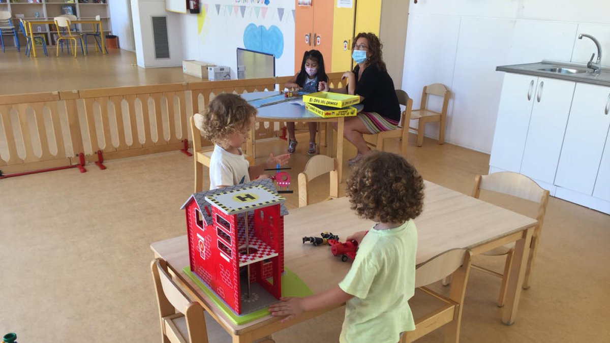 Las ludotecas de Cappont y el Parc de Gardeny reabrieron ayer sus puertas. A la derecha, la concejala Sandra Castro visitando un ‘casal’ de la Fundació Verge Blanca.