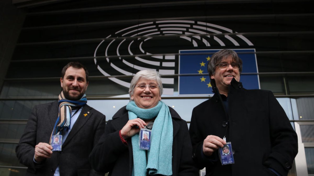 Ponsatí recogió ayer su credencial en Bruselas y posó junto con Comín y Puigdemont.