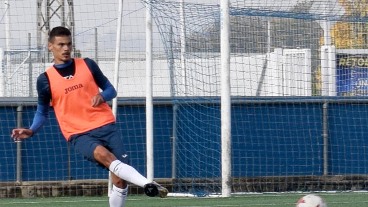 Simic, durante el entrenamiento que hizo ayer la plantilla del Lleida en el campo del AEM.