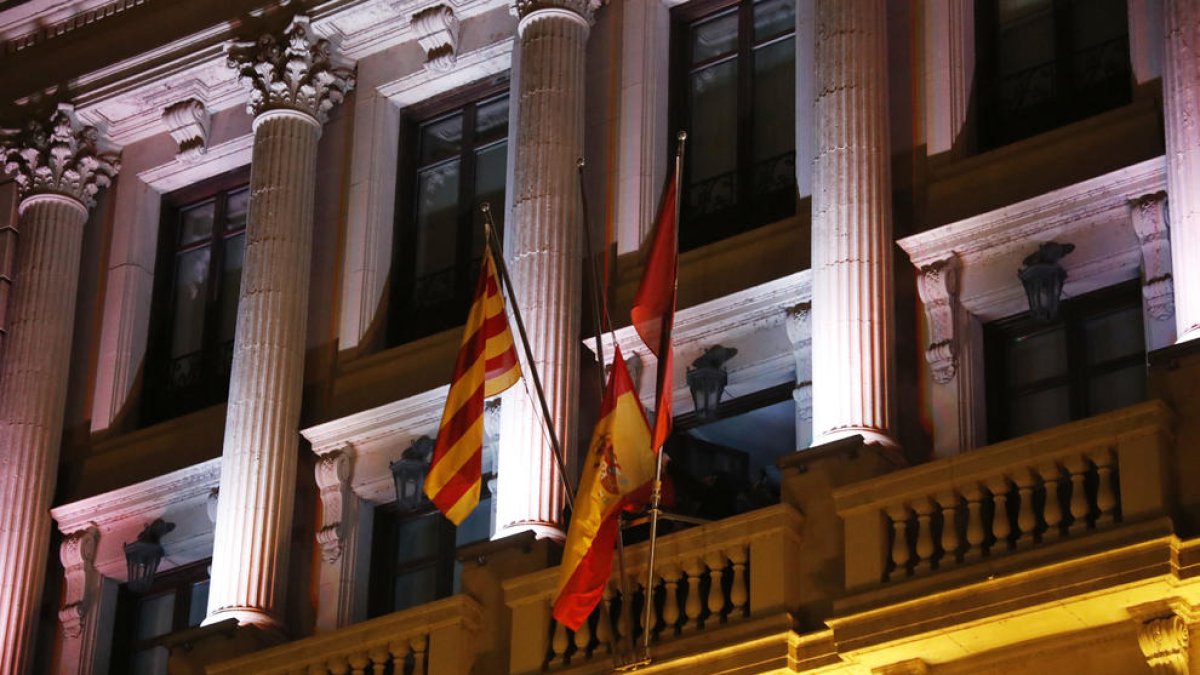 Instant en què van retirar la bandera espanyola el divendres 3.