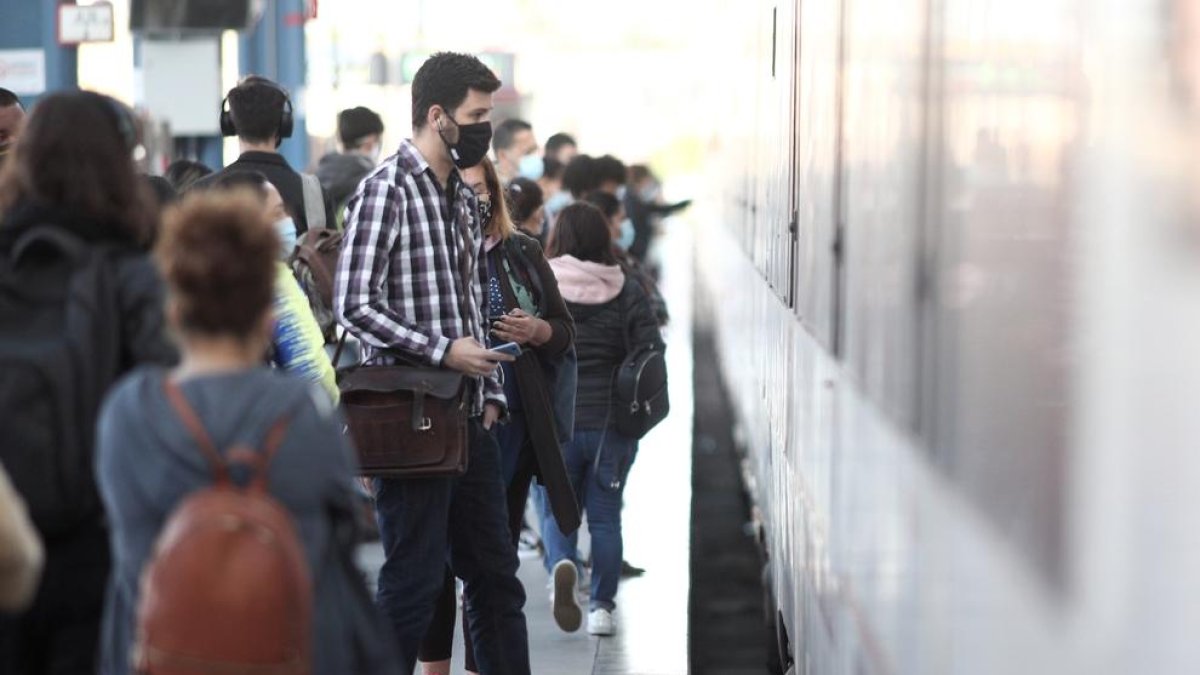 Las aglomeraciones se repitieron en estaciones de metro y tren.
