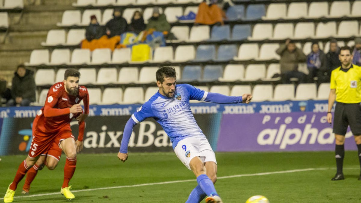 Eder, en el momento de lanzar el penalti que significó el sábado la victoria ante el Castellón.