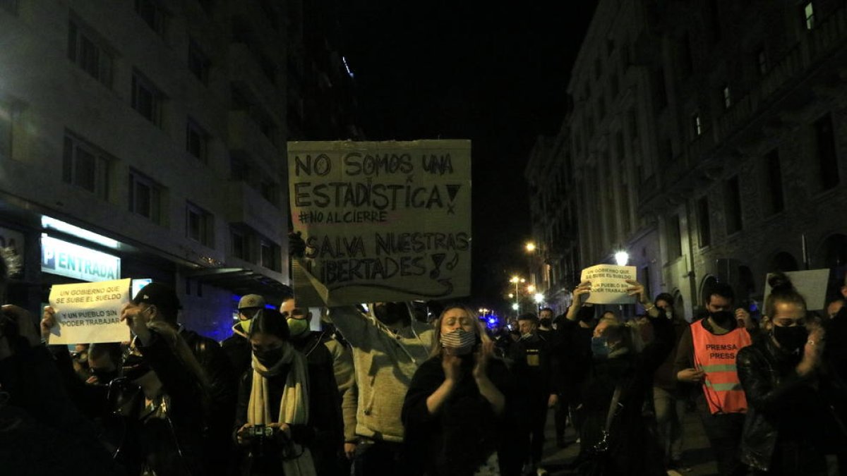 Trabajadores de la hostelería y el ocio nocturno se manifestaron en Barcelona contra las restricciones.