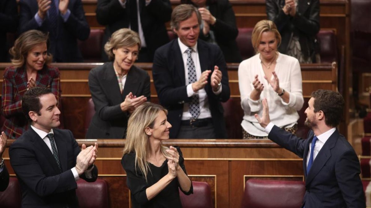 Los diputados del PP aplaudieron a su líder, Pablo Casado, tras su intervención en el debate.