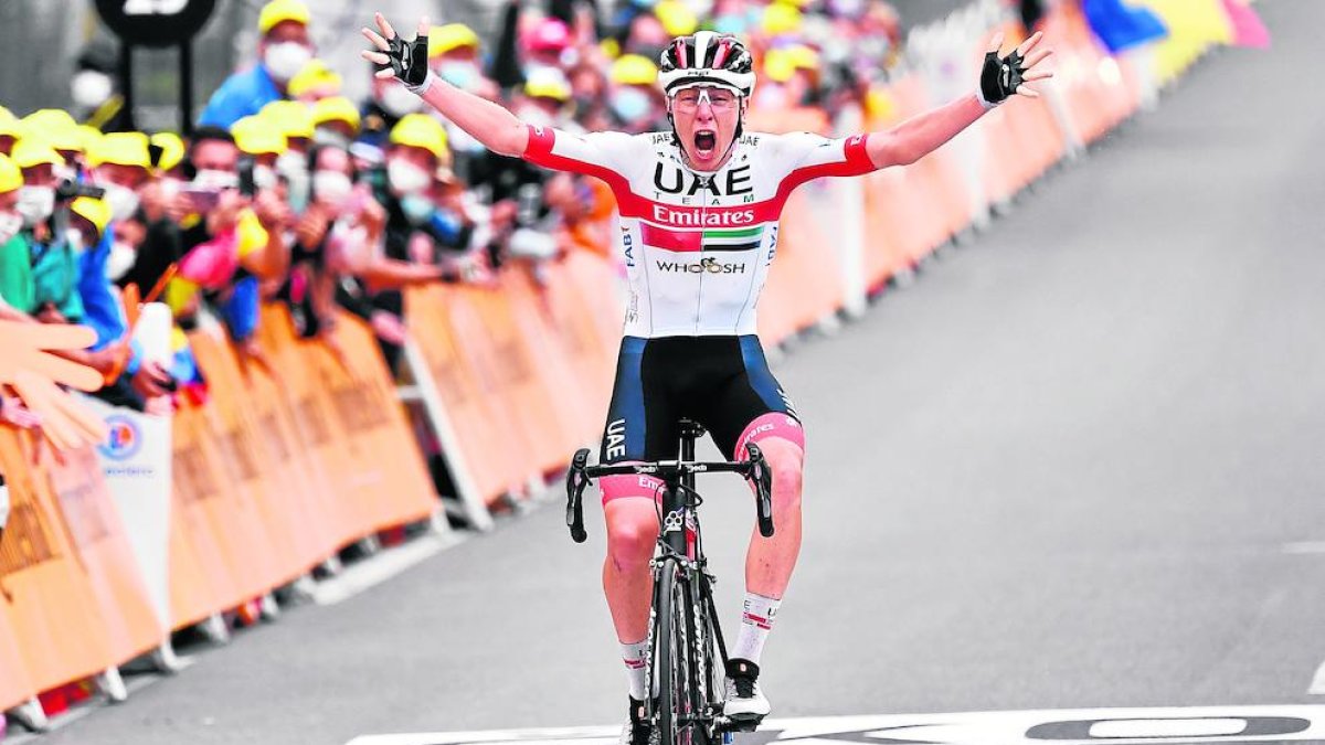 Tadej Pogacar celebra su triunfo en el esprint de Laruns.