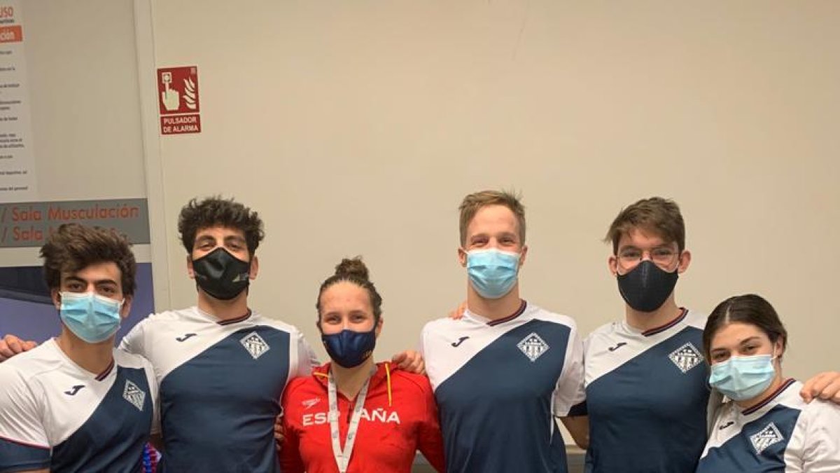 Paula Juste, amb la samarreta de la Selecció Espanyola, amb els companys del CN Lleida,