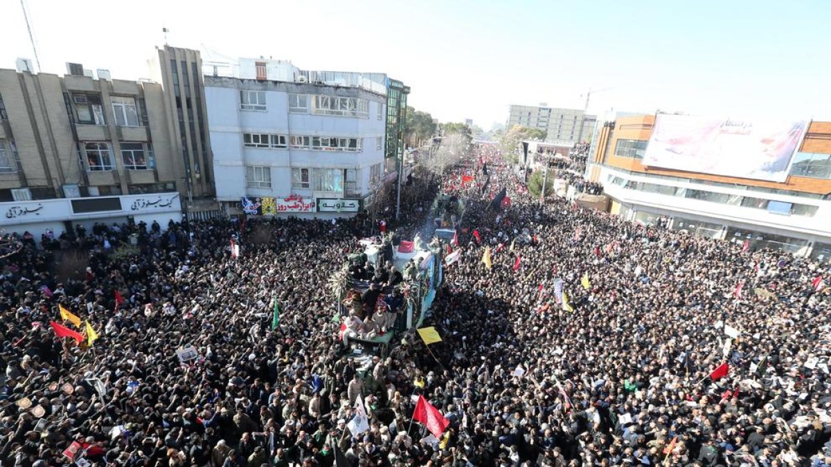 Miles de personas se concentraron para acompañar los restos mortales del general Soleimani.