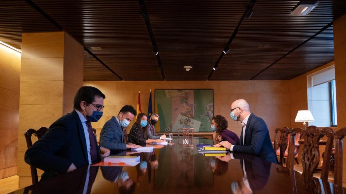 La ministra de Hacienda, María Jesús Montero, en la reunión con la representación de Ciudadanos.
