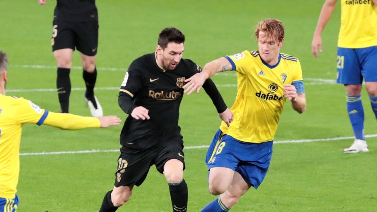 Leo Messi, intentant escapolir-se d’Álex, va assistir en diverses ocasions els seus companys, però ahir a l’equip li va faltar profunditat i eficàcia per batre un rival que es va defensar de molt ordre.