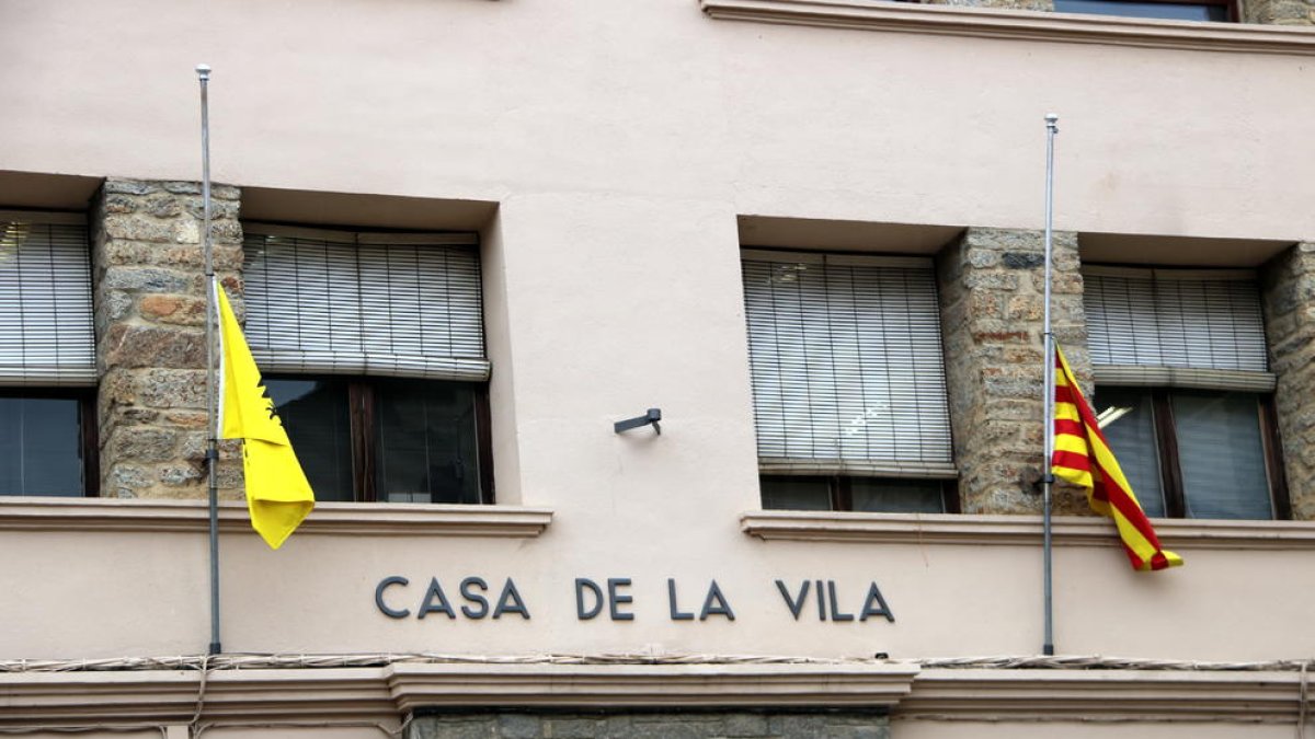 Banderes a mig pal i crespons negres a Sort i Soriguera pels muntanyencs morts a Geòrgia
