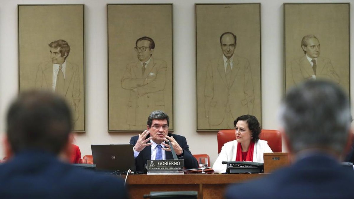 El ministro de Seguridad Social, Inclusión y Migraciones, José Luis Escrivá, acompañado de la presidenta del Pacto de Toledo, Magdalena Valerio, durante su comparecencia en la Comisión del Pacto de Toledo para detallar las líneas de actuación del Gobierno en materia de pensiones este jueves en el Congreso de los Diputados.