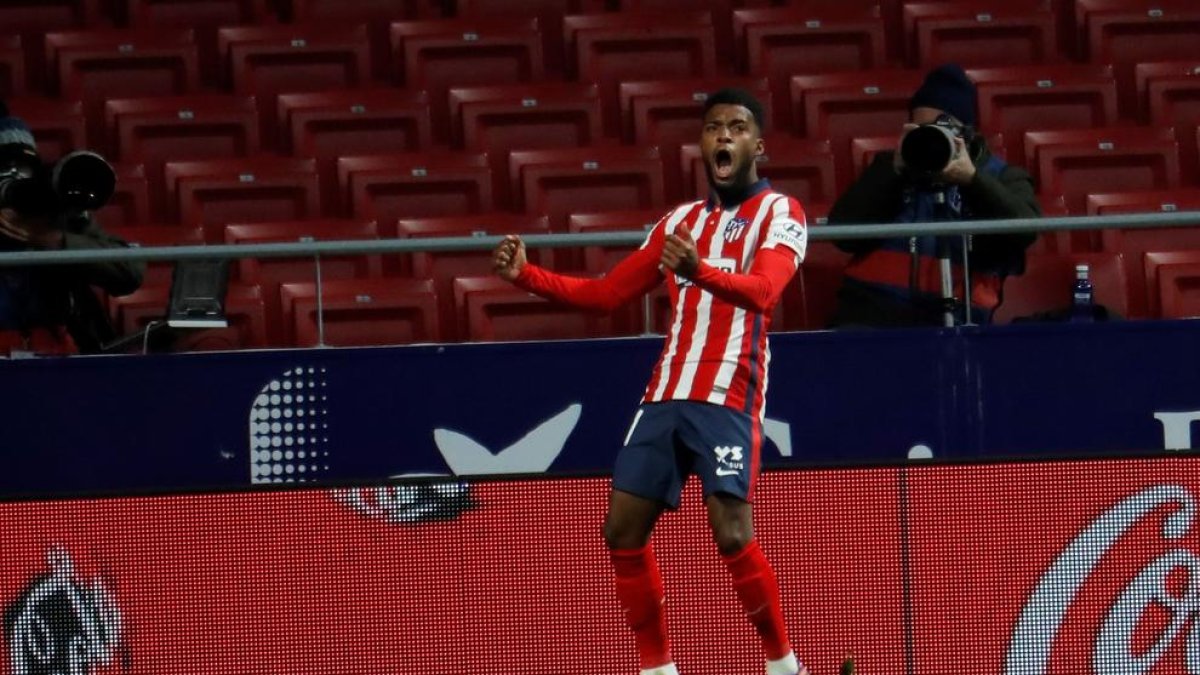 Lemar celebra el gol que abrió la victoria del Atlético.