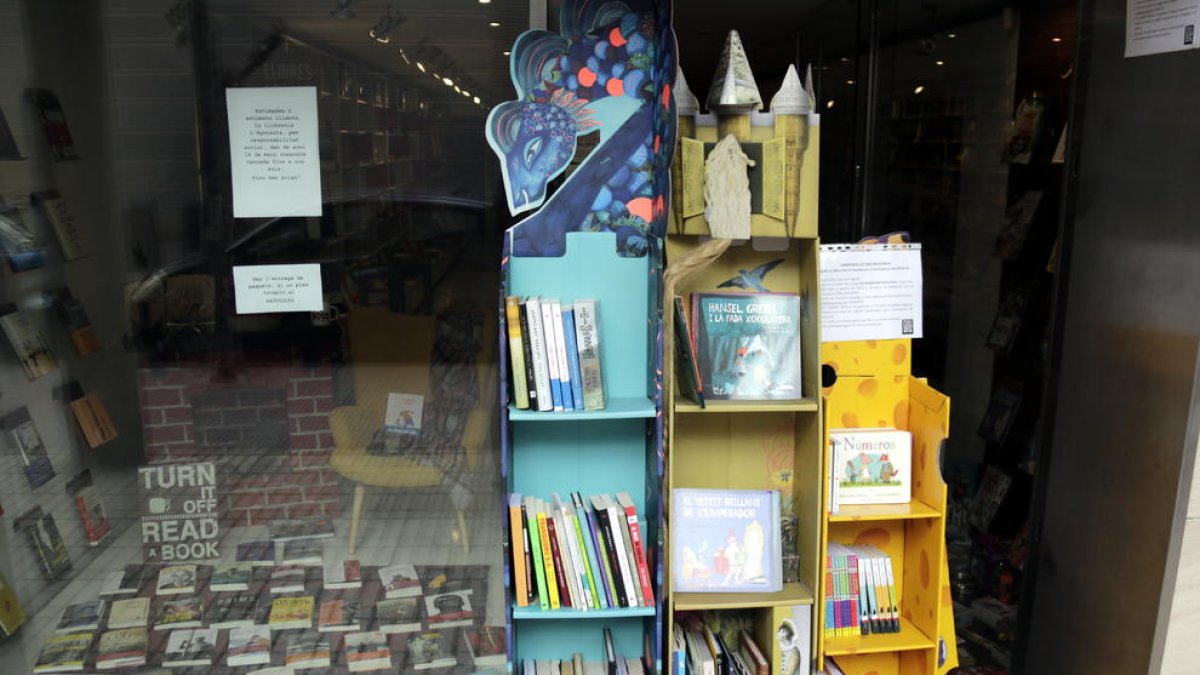 Imagen de los ejemplares que hay en el exterior de la librería.