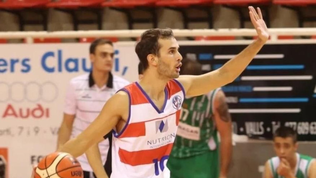 Oriol Besora, jugador del Pardinyes, condueix un atac del Valls.