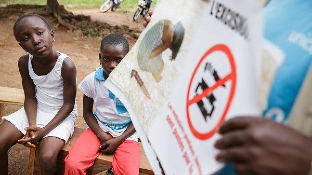 Imatge d’arxiu d’un cartell contra l’ablació a la Costa d’Ivori.
