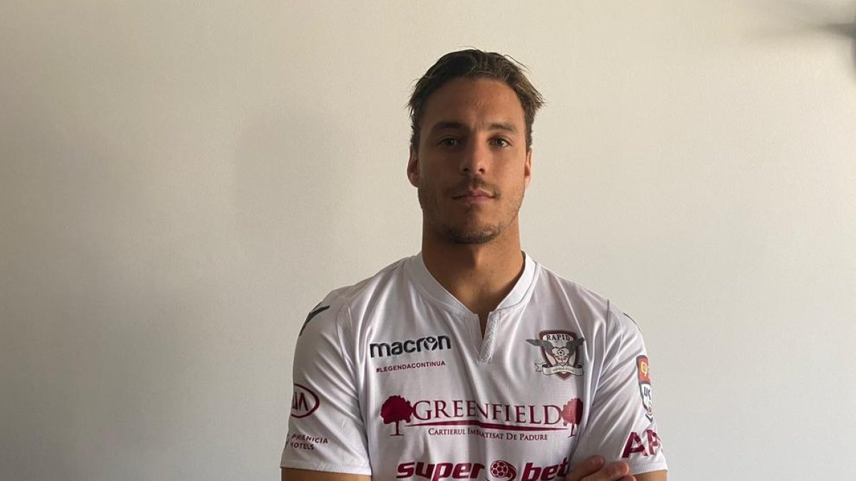 Bonnín, en su domicilio de Bucarest, con la camiseta del Rapid.