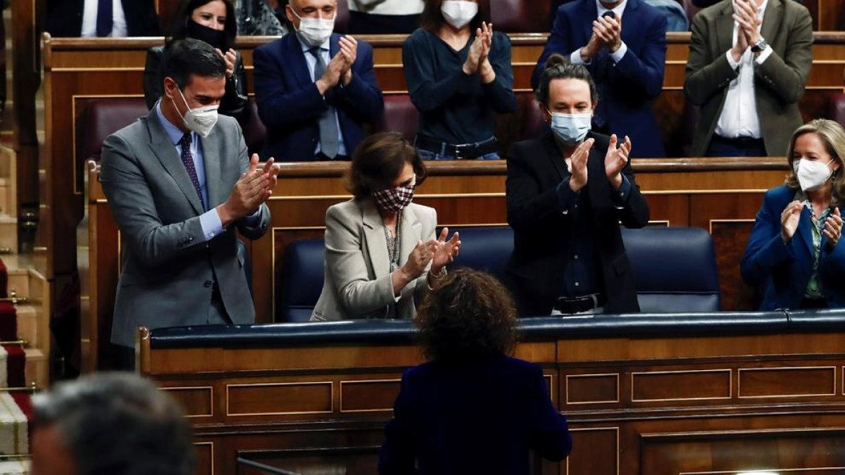 María Jesús Montero, aplaudida por Pedro Sánchez y los vicepresidentes, Carmen Calvo, Pablo Iglesias y Nadia Calviño,