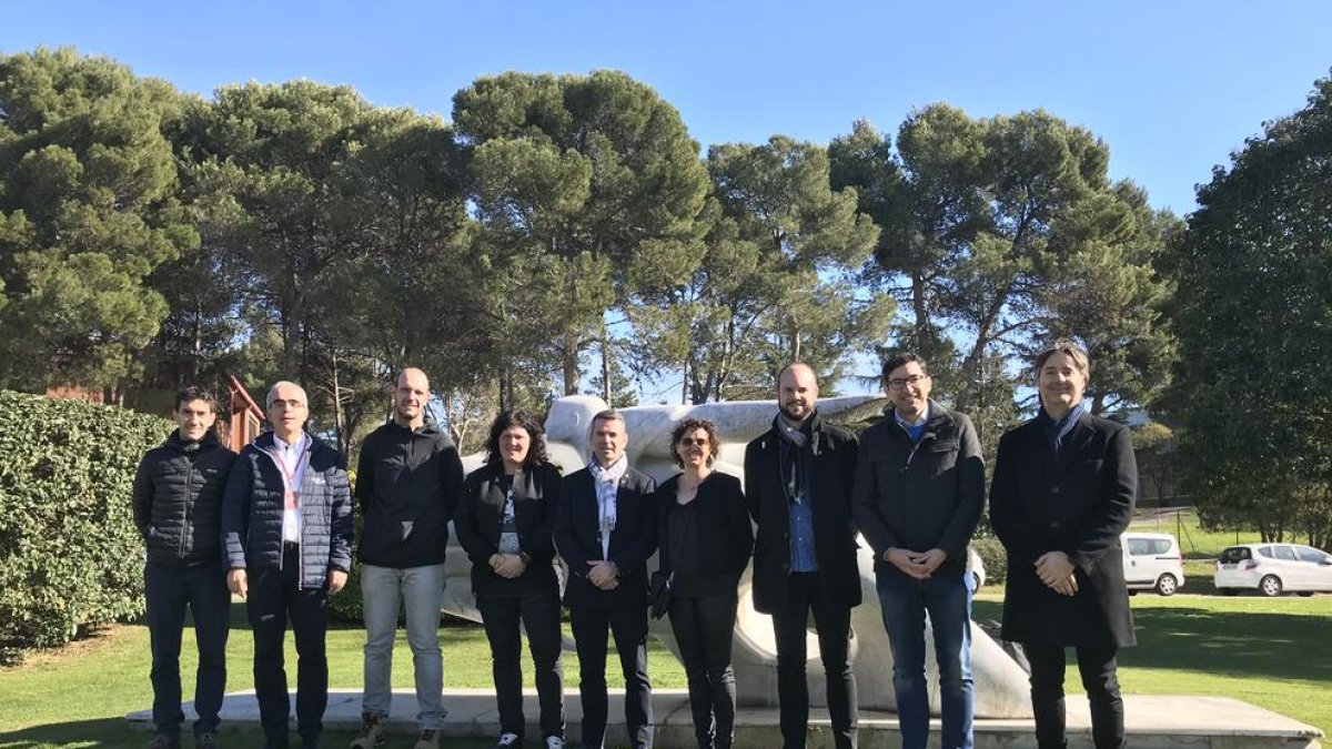 Representantes de las instituciones leridanas y del CAR de Sant Cugat ayer durante la visita al centro.