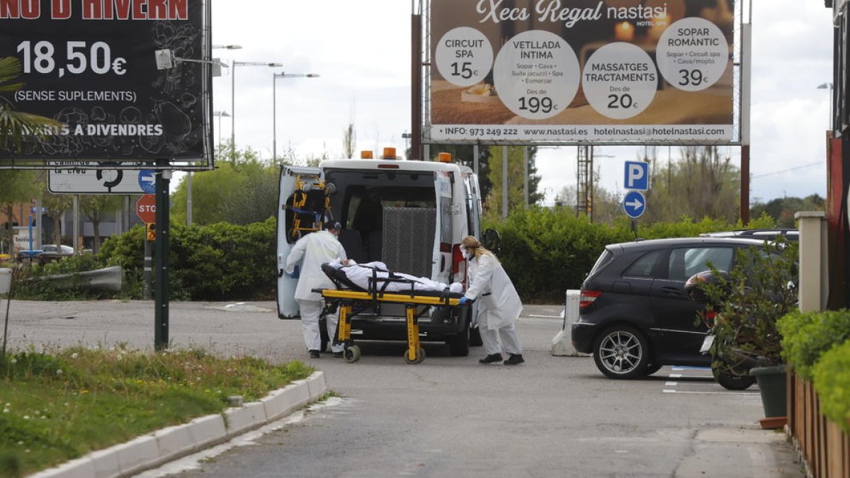 Traslado de un paciente de coronavirus a hotel Nastasi de Lleida.