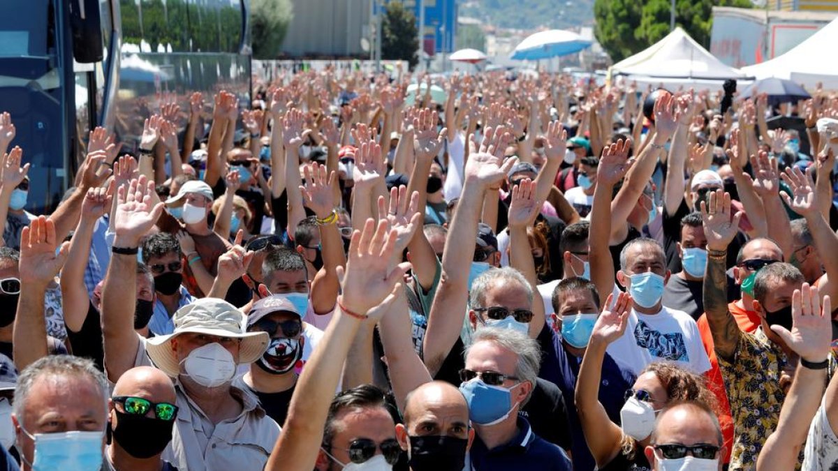 Momento en que los trabajadores avalaban ayer por unanimidad el acuerdo con Nissan.
