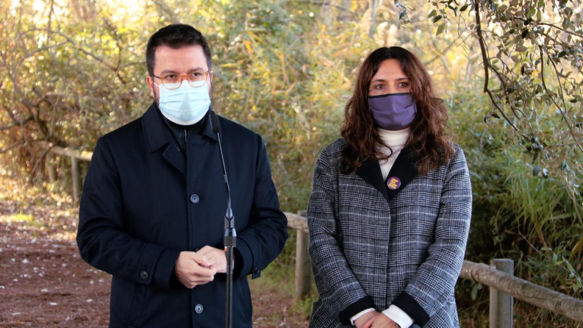El vicepresidente Pere Aragonès junto a la candidata a ser su número 2 el 14-F, Laura Vilagrà, ayer.