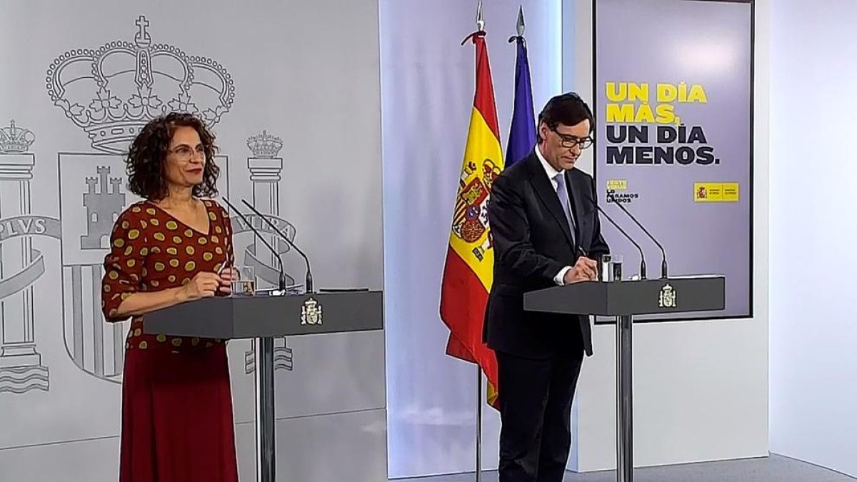 Captura del senyal institucional del Palau de la Moncloa que mostra a la ministra d'Hisenda, María Jesús Montero i al ministre de sanitat, Salvador Illa, durant la roda de premsa.