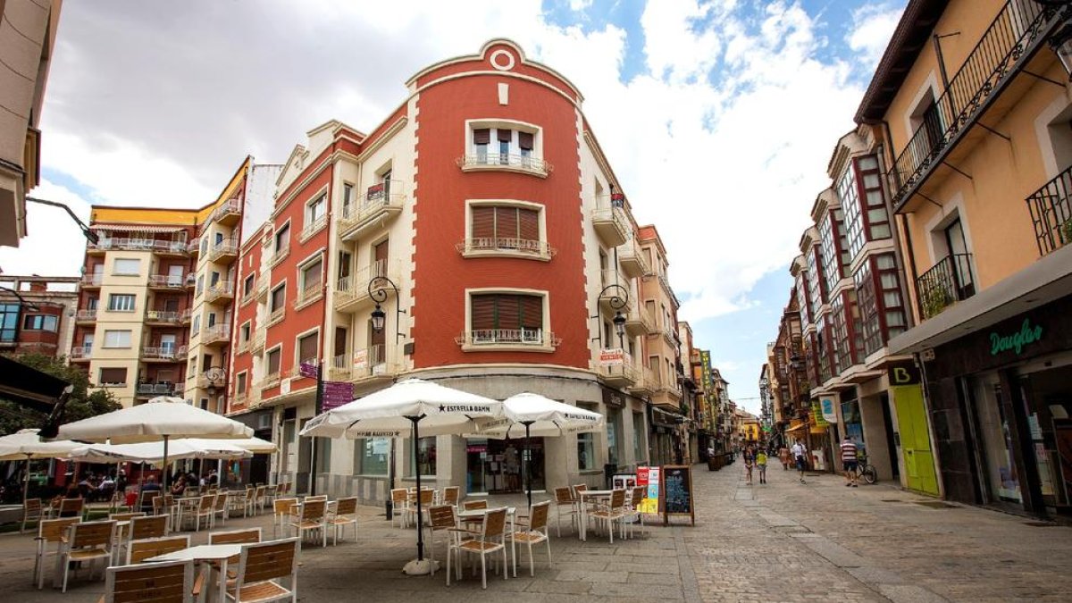 Una terrassa buida aquest dijous en un carrer d’Aranda de Duero.