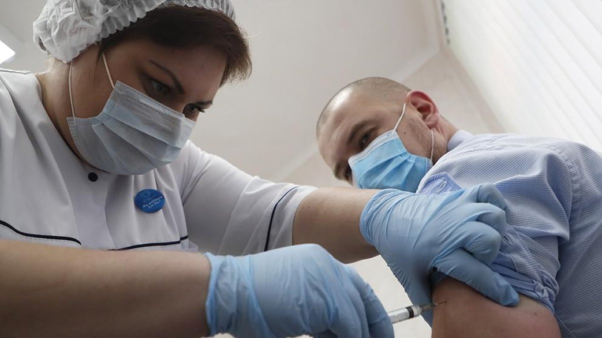 Moscú ha sido la primera ciudad en empezar a administrar la vacuna Sputnik V, desarrollada en Rusia.