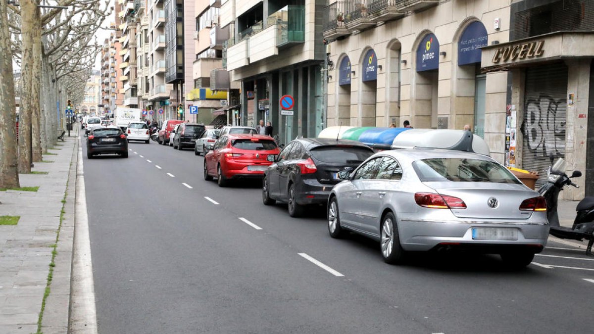 Vehículos aparcados ayer en doble fila en la Rambla Ferran.