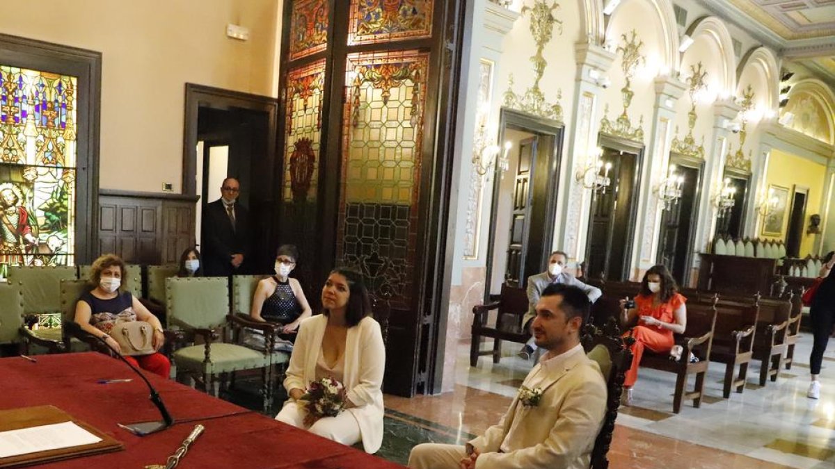 Vista de la primera boda celebrada en la Paeria tras el fin de la fase 2 del confinamiento.