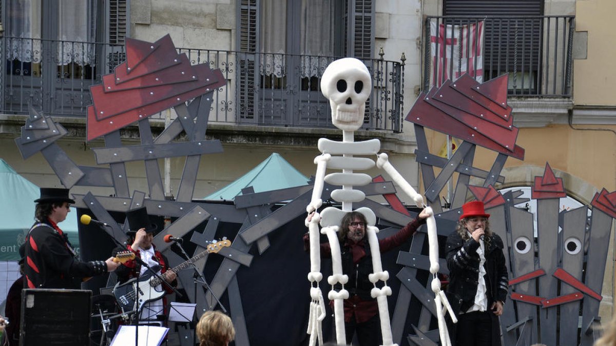 “No s’ha d’estigmatitzar ningú per ser de Lleida” - Xip Xap va perdre diumenge un bolo a Barcelona al venir de Lleida, paradoxalment amb l’obra Uh! quin cangueli, un muntatge de música i animació contra la por (foto d’arxiu). Víctor ...