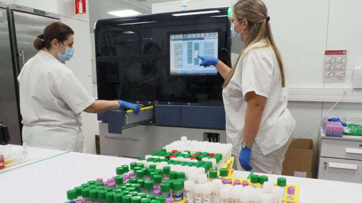 Un robot de análisis de pruebas PCR.