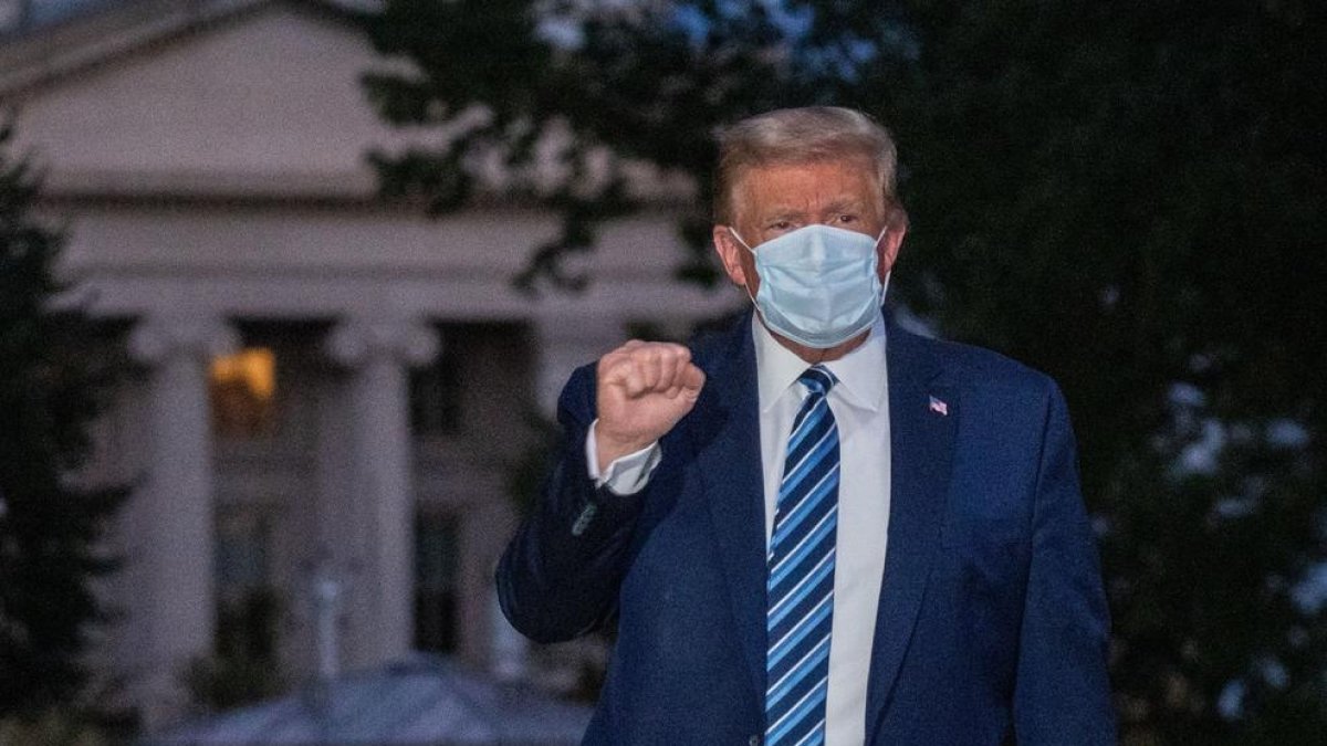 El presidente de Estados Unidos, Donald Trump, levanta el puño después de regresar a la Casa Blanca.