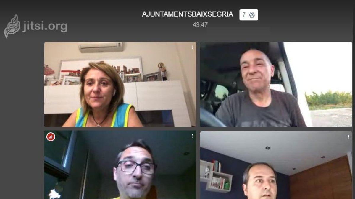 Imatge de sis dels alcaldes participants ahir en una videoconferència.