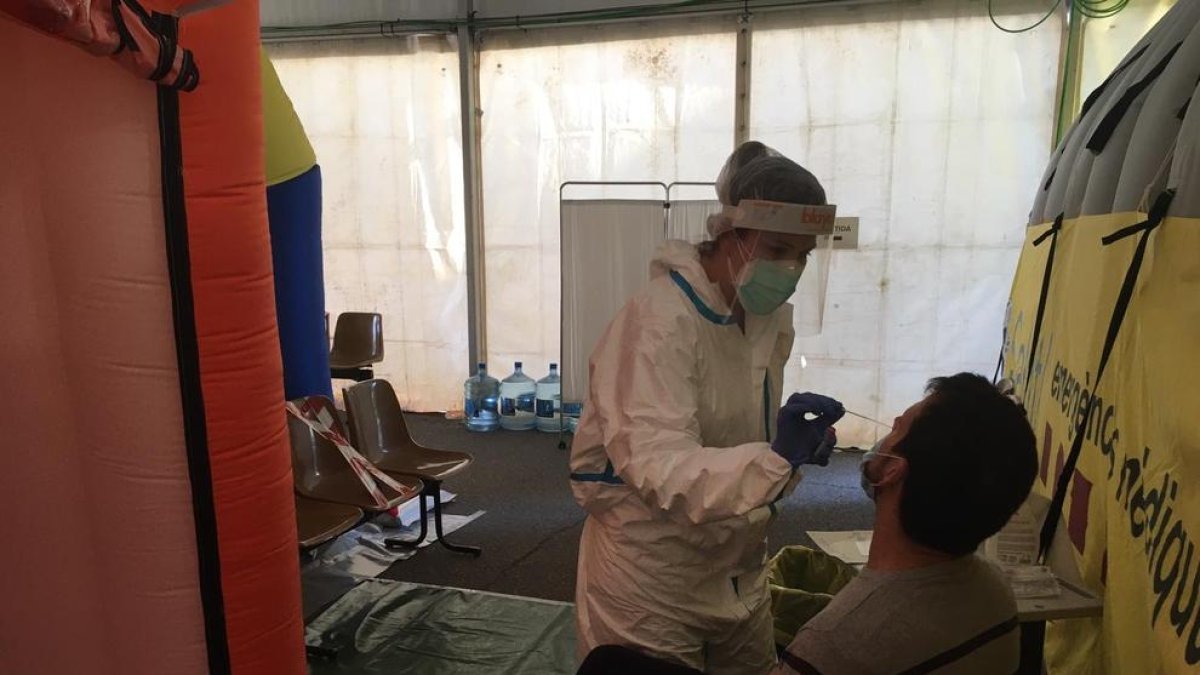 Una sanitaria practica una prueba PCR en la carpa del CUAP.