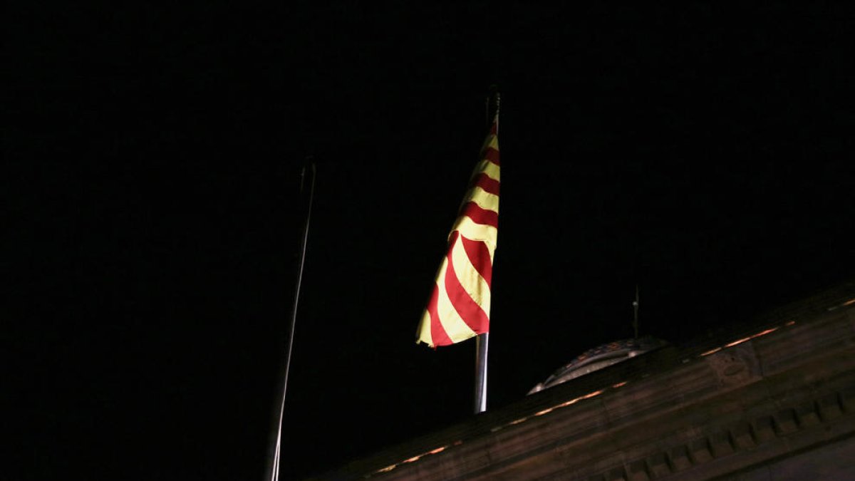 Fiscalía y Mossos investigan la retirada de la bandera española del Palau de la Generalitat